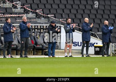 MILTON KEYNES, INGHILTERRA. 6 FEBBRAIO: Celebrazioni per la vita di Sir Tom Moore prima di Sky Bet League una partita tra MK Dons e Sunderland allo Stadio MK, Milton Keynes sabato 6 febbraio 2021. (Credit: John Cripps | MI News) Credit: MI News & Sport /Alamy Live News Foto Stock