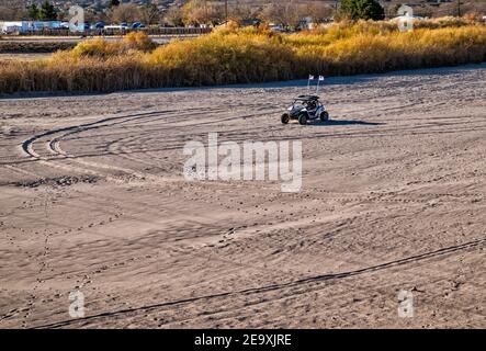 UTV a secco letto del fiume di Rio Grande a fine novembre 2020, la Llorona Park, vicino ponte su West Picacho Avenue a Las Cruces, New Mexico, USA Foto Stock