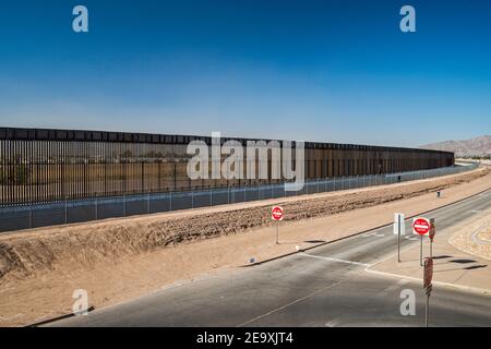 Muro di confine, vista di blocco e accesso dei residenti del Texas a Rio Grande, Cesar Chavez Border Highway, El Paso, Texas, Stati Uniti Foto Stock