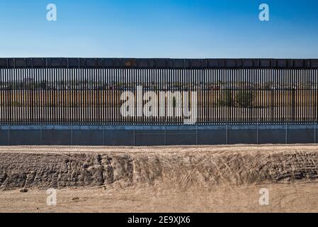 Muro di confine, vista di blocco e accesso dei residenti del Texas a Rio Grande, Cesar Chavez Border Highway, El Paso, Texas, Stati Uniti Foto Stock