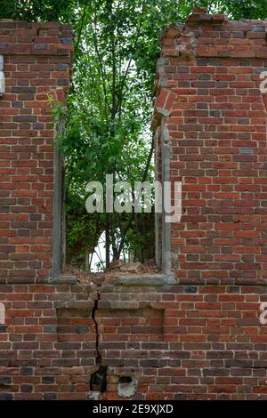 rovine di un vecchio edificio di mattoni rossi. Foto Stock