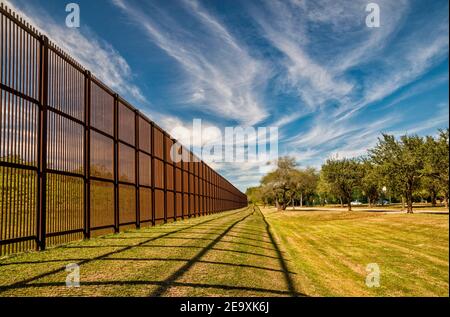 Muro di confine, vista di blocco e accesso dei residenti del Texas a Rio Grande nel Lincoln Park a Brownsville, Texas, Stati Uniti Foto Stock