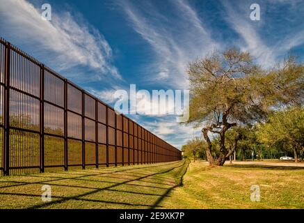 Muro di confine, vista di blocco e accesso dei residenti del Texas a Rio Grande nel Lincoln Park a Brownsville, Texas, Stati Uniti Foto Stock