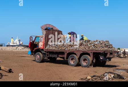 Lavoratori che caricano un camion al cantiere navale di Gadani, situato attraverso un fronte spiaggia di 10 km, Balochistan, Pakistan. Foto Stock