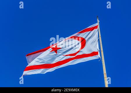 Bandiera della repubblica di cipro settentrionale su cielo blu Foto Stock