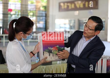 Phnom Penh. 6 Feb 2021. L'ambasciatore cinese in Cambogia Wang Wentian (R) consegna un kit per il Festival di primavera ad un rappresentante degli insegnanti di lingua cinese a Phnom Penh, Cambogia, 27 gennaio 2021. Le ambasciate cinesi e altre rappresentanze diplomatiche di tutto il mondo hanno distribuito kit del Festival di primavera contenenti articoli per la prevenzione delle epidemie e altre forniture quotidiane alle comunità cinesi locali, mentre il Capodanno cinese dell'Ox si avvicina. Credit: Xinhua/Alamy Live News Foto Stock