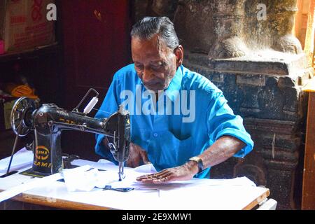 Sarto indiano, mercato di Puthu Mandapam, Madurai, India Foto Stock