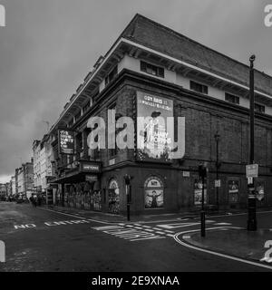 Immagine monocromo di Mary Poppins e segno 'The Show Must Go on' a sostegno dell'industria teatrale al teatro Prince Edward durante il blocco. Foto Stock