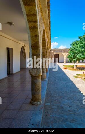 Cortile interno del monastero di San Barnaba vicino a Famagosta, Cipro Foto Stock