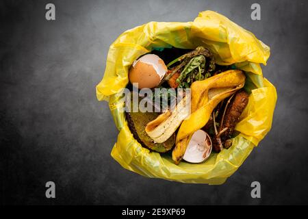 Alimenti biologici rifiuti in un secchio, ripresa dall'alto. Rifiuti Zero, riciclare rifiuti Nozione di smistamento - vista superiore delle bucce e avanzi di frutta e verdura Foto Stock