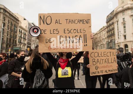 Barcellona, Catalogna, Spagna. 6 Feb 2021. Il protestore è visto con un banner che dice, No alla chiusura delle scuole di danza !!.Dance studenti e insegnanti di tutta la Catalogna hanno riunito questo Sabato, 6 febbraio, Chiedere la riapertura delle loro scuole ed esprimere il loro disaccordo con le misure restrittive dovute alla pandemia del coronavirus che interessa i settori di danza Credit: Thiago Prudencio/DAX/ZUMA Wire/Alamy Live News Foto Stock