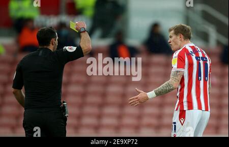 James McClean di Stoke City (a destra) reagisce mentre è prenotato dall'arbitro Tim Robinson durante la partita del campionato Sky Bet allo stadio bet365, Stoke-on-Trent. Data immagine: Sabato 6 febbraio 2021. Foto Stock