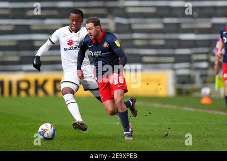 MILTON KEYNES, INGHILTERRA. 6 FEBBRAIO: L'Aiden McGeady di Sunderland è sfidato da Milton Keynes Dons Ethan Laird durante la prima metà della partita della Sky Bet League uno tra MK Dons e Sunderland allo Stadium MK, Milton Keynes sabato 6 febbraio 2021. (Credit: John Cripps | MI News) Credit: MI News & Sport /Alamy Live News Foto Stock