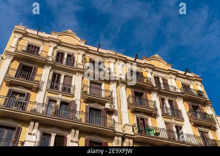BARCELLONA, SPAGNA, 3 FEBBRAIO 2021: Facciata tipica di un edificio modernista di Barcellona. Su alcuni balconi possiamo vedere bandiere catalane di indipendenza. Foto Stock