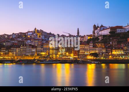 Ribeira quadrato al Porto dal Fiume Douro, Portogallo Foto Stock