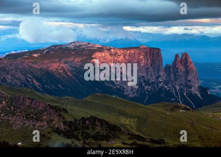 Luce del sole sul gruppo di montagna Sciliar. Altopiano dell'Alpe di Siusi. Alpi Italiane. Europa. Foto Stock