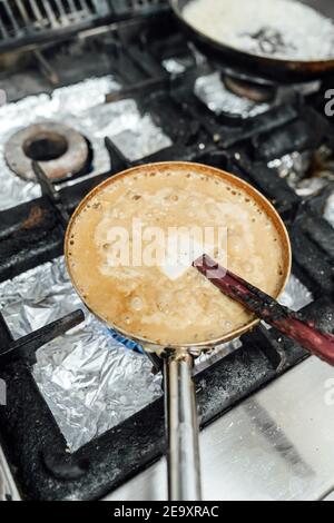 Da sopra padelle di piatti appetitosi che si preparano su stufa in cucina ristorante Foto Stock