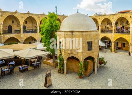 Vista di un ex hotel mercantile - buyuk han - che è stato convertito in una moderna attrazione turistica, Lefkosa, Cipro Foto Stock