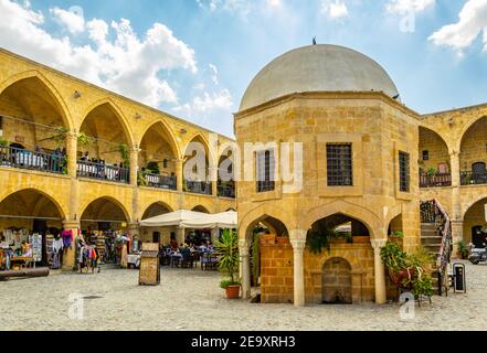 Vista di un ex hotel mercantile - buyuk han - che è stato convertito in una moderna attrazione turistica, Lefkosa, Cipro Foto Stock