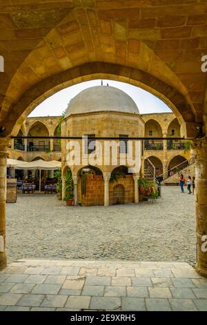 Vista di un ex hotel mercantile - buyuk han - che è stato convertito in una moderna attrazione turistica, Lefkosa, Cipro Foto Stock