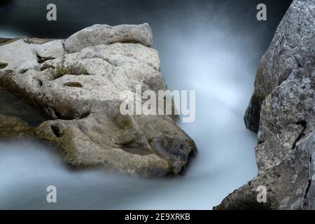 Primo piano di rapide in un fiume di montagna con lungo effetto di esposizione Foto Stock