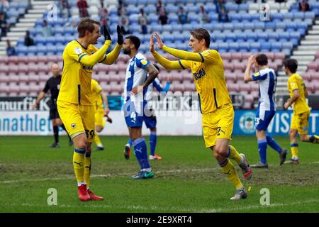 WIGAN, INGHILTERRA. 6 FEBBRAIO: Wimbledons Jack Rudoni festeggia il suo 0-1 durante la partita Sky Bet League 1 tra Wigan Athletic e AFC Wimbledon al DW Stadium di Wigan sabato 6 febbraio 2021. (Credit: Chris Donnelly | MI News) Credit: MI News & Sport /Alamy Live News Foto Stock