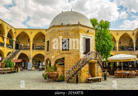 Vista di un ex hotel mercantile - buyuk han - che è stato convertito in una moderna attrazione turistica, Lefkosa, Cipro Foto Stock