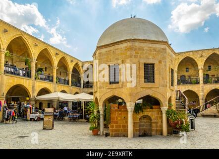 Vista di un ex hotel mercantile - buyuk han - che è stato convertito in una moderna attrazione turistica, Lefkosa, Cipro Foto Stock