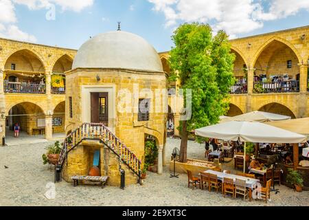 Vista di un ex hotel mercantile - buyuk han - che è stato convertito in una moderna attrazione turistica, Lefkosa, Cipro Foto Stock