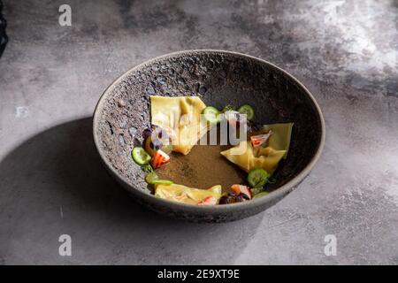 Ciotola con gnocchi giapponesi tradizionali nel ristorante Foto Stock