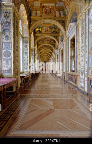 Logge di Raffaello nel nuovo edificio Hermitage del Museo di Stato Hermitage, San Pietroburgo, Russia. Le logge furono create dall'architetto Giacomo Quarenghi per l'imperatrice Caterina II negli anni Settanta. L'architetto si ispira alla famosa galleria del Palazzo Vaticano di Roma, affrescata da Raffaello Foto Stock