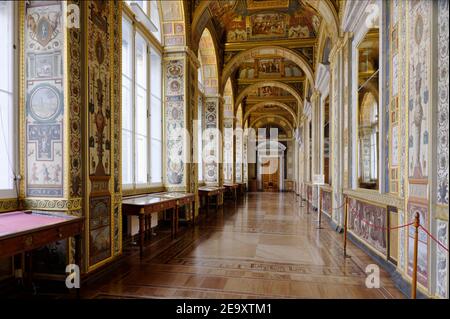 Logge di Raffaello nel nuovo edificio Hermitage del Museo di Stato Hermitage, San Pietroburgo, Russia. Le logge furono create dall'architetto Giacomo Quarenghi per l'imperatrice Caterina II negli anni Settanta. L'architetto si ispira alla famosa galleria del Palazzo Vaticano di Roma, affrescata da Raffaello Foto Stock