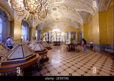 Persone nella Sala di disegno Oro del Palazzo d'Inverno, il Museo dell'Ermitage di Stato, San Pietroburgo, Russia Foto Stock