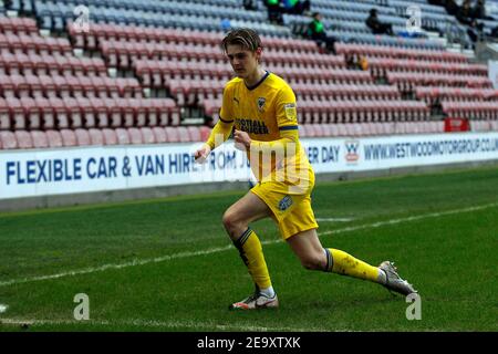 WIGAN, INGHILTERRA. 6 FEBBRAIO: Wimbledons Jack Rudoni festeggia il suo 0-1 durante la partita Sky Bet League 1 tra Wigan Athletic e AFC Wimbledon al DW Stadium di Wigan sabato 6 febbraio 2021. (Credit: Chris Donnelly | MI News) Credit: MI News & Sport /Alamy Live News Foto Stock