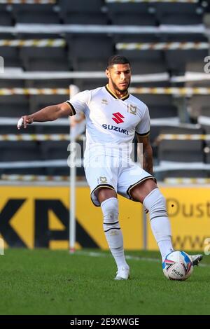 MILTON KEYNES, INGHILTERRA. 6 FEBBRAIO: Milton Keynes Dons Zak Jules durante la prima metà della Sky Bet League una partita tra MK Dons e Sunderland allo Stadio MK, Milton Keynes sabato 6 febbraio 2021. (Credit: John Cripps | MI News) Credit: MI News & Sport /Alamy Live News Foto Stock