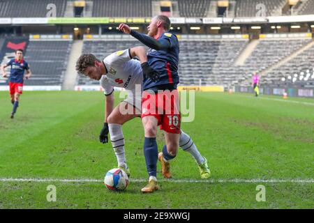 MILTON KEYNES, INGHILTERRA. 6 FEBBRAIO: L'Aiden o'Brien di Sunderland è sfidato da Milton Keynes Dons Matt o'Riley durante la prima metà della partita della Sky Bet League 1 tra MK Dons e Sunderland allo Stadio MK, Milton Keynes sabato 6 febbraio 2021. (Credit: John Cripps | MI News) Credit: MI News & Sport /Alamy Live News Foto Stock