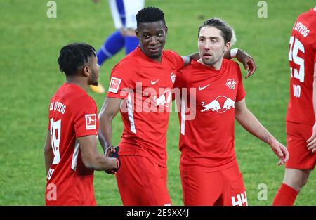 Gelsenkirchen, Germania. 6 febbraio 2021. Primo: 06.02.2021 Calcio: Calcio: 1 Bundesliga, stagione 2020/21 FC Schalke 04 - RB Leipzig Nordi Mukiele, spara, il, obiettivo, a 1: 0, giubilazione, grazie, con, e, Christopher Nkunku, Kevin Kampl Credit: Roger Petzsche/PICTURE POINT/Pool/firosportphoto | Alamy News/utilizzo Live nel mondo Foto Stock