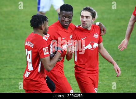 Gelsenkirchen, Germania. 6 febbraio 2021. Primo: 06.02.2021 Calcio: Calcio: 1 Bundesliga, stagione 2020/21 FC Schalke 04 - RB Leipzig Nordi Mukiele, spara, il, obiettivo, a 1: 0, giubilazione, grazie, con, e, Christopher Nkunku, Kevin Kampl Credit: Roger Petzsche/PICTURE POINT/Pool/firosportphoto | Alamy News/utilizzo Live nel mondo Foto Stock