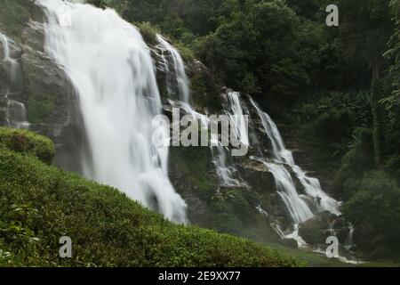 Cascata di Wachirathan nel Parco Nazionale di Inthanon, Thailandia. Foto Stock