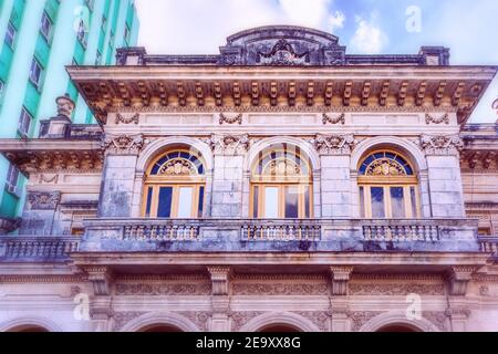 Architettura 'Casa de la Cultura'. Si trova nel Parco Leoncio Vidal di Santa Clara, Cuba. Questa zona è un monumento nazionale Foto Stock