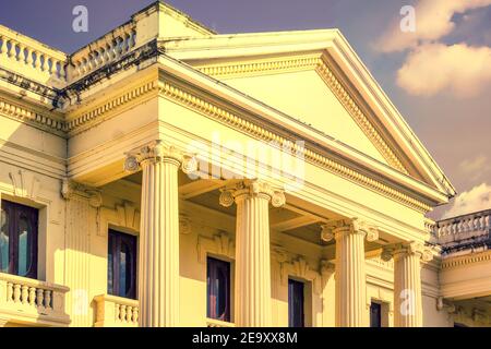 Biblioteca pubblica Jose Marti situata nel Leincio Vidal Park di Santa Clara, Cuba. Questa zona è un monumento nazionale Foto Stock