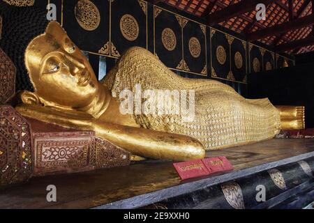 Buddha reclinato a Wat Chedi Luang, Chiang mai, Thailandia. Foto Stock