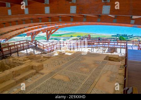 Rovine di un'antica casa con bellissimi mosaici a pavimento nell'antica Kourion, Cipro Foto Stock