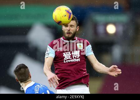 Burnley, Regno Unito. 06 febbraio 2021. Erik Pieters di Burnley testa la palla. Premier League Match, Burnley contro Brighton & Hove Albion al Turf Moor di Burnley, Lancs sabato 6 febbraio 2021. Questa immagine può essere utilizzata solo per scopi editoriali. Solo per uso editoriale, è richiesta una licenza per uso commerciale. Nessun uso nelle scommesse, nei giochi o nelle pubblicazioni di un singolo club/campionato/giocatore. pic di Chris Stading/Andrew Orchard sport photography/Alamy Live news Credit: Andrew Orchard sports photography/Alamy Live News Foto Stock