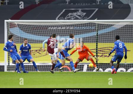 Burnley, Regno Unito. 06 febbraio 2021. Johann Gudmundsson di Burnley (7) spara e segna la sua squadra 1 ° goal. Premier League Match, Burnley contro Brighton & Hove Albion al Turf Moor di Burnley, Lancs sabato 6 febbraio 2021. Questa immagine può essere utilizzata solo per scopi editoriali. Solo per uso editoriale, è richiesta una licenza per uso commerciale. Nessun uso nelle scommesse, nei giochi o nelle pubblicazioni di un singolo club/campionato/giocatore. pic di Chris Stading/Andrew Orchard sport photography/Alamy Live news Credit: Andrew Orchard sports photography/Alamy Live News Foto Stock