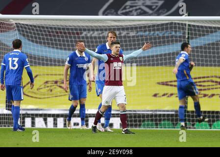 Burnley, Regno Unito. 06 febbraio 2021. Johann Gudmundsson di Burnley (c) festeggia dopo aver segnato il suo primo goal squadre. Premier League Match, Burnley contro Brighton & Hove Albion al Turf Moor di Burnley, Lancs sabato 6 febbraio 2021. Questa immagine può essere utilizzata solo per scopi editoriali. Solo per uso editoriale, è richiesta una licenza per uso commerciale. Nessun uso nelle scommesse, nei giochi o nelle pubblicazioni di un singolo club/campionato/giocatore. pic di Chris Stading/Andrew Orchard sport photography/Alamy Live news Credit: Andrew Orchard sports photography/Alamy Live News Foto Stock