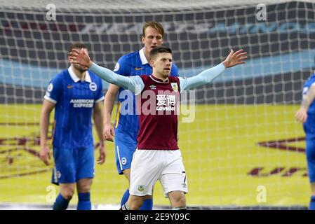 Burnley, Regno Unito. 06 febbraio 2021. Johann Gudmundsson di Burnley (c) festeggia dopo aver segnato il suo primo goal squadre. Premier League Match, Burnley contro Brighton & Hove Albion al Turf Moor di Burnley, Lancs sabato 6 febbraio 2021. Questa immagine può essere utilizzata solo per scopi editoriali. Solo per uso editoriale, è richiesta una licenza per uso commerciale. Nessun uso nelle scommesse, nei giochi o nelle pubblicazioni di un singolo club/campionato/giocatore. pic di Chris Stading/Andrew Orchard sport photography/Alamy Live news Credit: Andrew Orchard sports photography/Alamy Live News Foto Stock