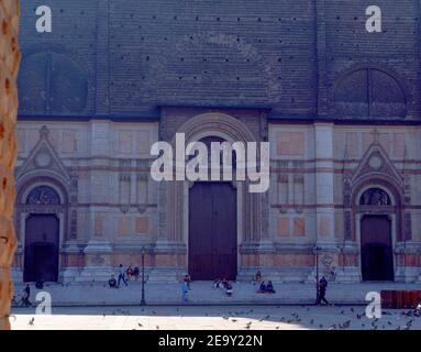 FACHADA DE LA BASILICA DE SAN PETRONIO COMENZADA EN 1390 Y CONTINUADA EN LOS SIGLOS XV XVI Y XVII AUTORE: VICENZO ANTONIO DI. POSIZIONE: BASILICA DI SAN PETRONIO. Bologna. ITALIA. Foto Stock