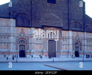 FACHADA DE LA BASILICA DE SAN PETRONIO COMENZADA EN 1390 Y CONTINUADA EN LOS SIGLOS XV XVI Y XVII AUTORE: VICENZO ANTONIO DI. POSIZIONE: BASILICA DI SAN PETRONIO. Bologna. ITALIA. Foto Stock