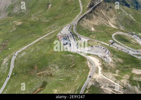 Drone aereo scatto di serpentina alta strada alpina Taxenbacher Fusch Sotto Edelweissspitze a Grossglockner in Austria Foto Stock